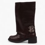 Harness Boot «بوت قهوه‌ای Harness FW25 مظاهریان با رویه چرم مصنوعی ورنی، دو سگک نیکل مات و زیره TPU مشکی ضد لغزش.»