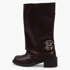 Harness Boot «بوت قهوه‌ای Harness FW25 مظاهریان با رویه چرم مصنوعی ورنی، دو سگک نیکل مات و زیره TPU مشکی ضد لغزش.»