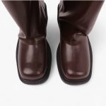 «بوت قهوه‌ای Harness FW25 مازهریان با رویه چرم مصنوعی ورنی، دو سگک نیکل مات و زیره TPU مشکی ضد لغزش.»