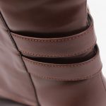 «بوت قهوه‌ای Harness FW25 مازهریان با رویه چرم مصنوعی ورنی، دو سگک نیکل مات و زیره TPU مشکی ضد لغزش.»