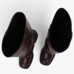 «بوت قهوه‌ای Harness FW25 مازهریان با رویه چرم مصنوعی ورنی، دو سگک نیکل مات و زیره TPU مشکی ضد لغزش.»