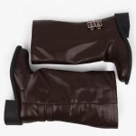«بوت قهوه‌ای Harness FW25 مازهریان با رویه چرم مصنوعی ورنی، دو سگک نیکل مات و زیره TPU مشکی ضد لغزش.»